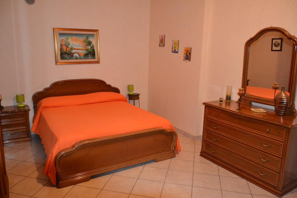 Low Cost La Meridiana Hotel Zafferana Etnea Quarto foto